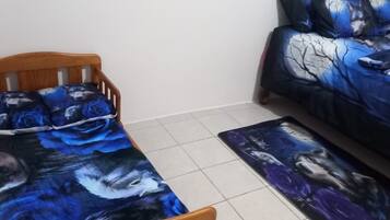 1 habitación, escritorio, tabla de planchar con plancha y wifi