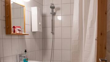 Studio Comfort | Kamar mandi | Bathtub dan handuk