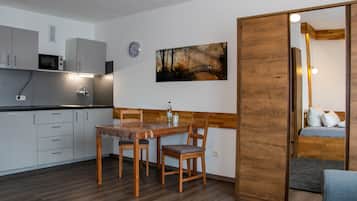 Comfort-Studio | Eigene Küche | Großer Kühlschrank, Mikrowelle, Herdplatte