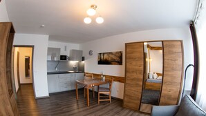 A compact living space with a kitchenette, a dining area, and a seating area. - LuPartment-Studio-Apartment-Stadtmitte (Ludwigshafen)
