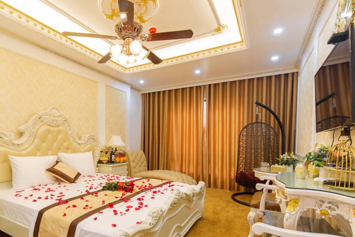 Minibar, individually decorated, individually furnished, desk