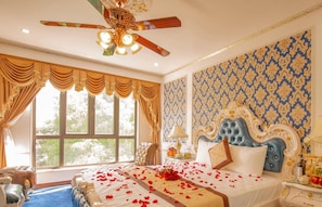 Minibar, individually decorated, individually furnished, desk