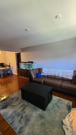 TV - Cozy 1 Bed (Cleveland)