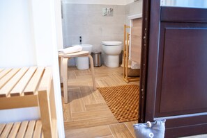 Doccia, asciugacapelli, bidet, asciugamani