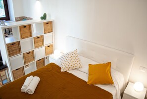 1 camera, ferro/asse da stiro