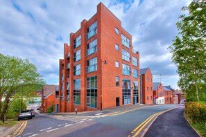 Exterior - Cosy 1 Bedroom Private Patio by Opulent (Sheffield)