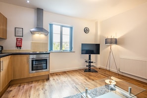 Appartement Premium | Cuisine privée | Grand réfrigérateur, micro-ondes, four, plaque de cuisson