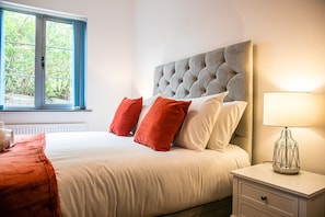 1 habitación, decoración personalizada, muebles diferentes y escritorio