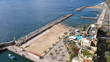 En la playa, camastros y toallas de playa