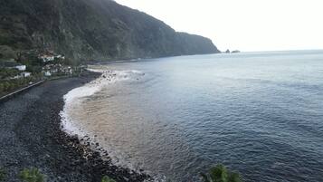 在海滩、沙滩椅、沙滩毛巾