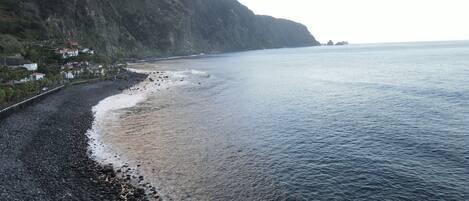 Plage, chaises longues, serviettes de plage