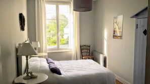 2 Schlafzimmer, Schreibtisch, Bügeleisen/Bügelbrett, Reisekinderbett