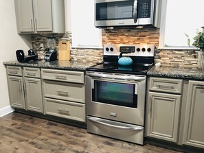 Fridge, microwave, oven, stovetop - Fantastic Find in Finley Woods (Gainesville)
