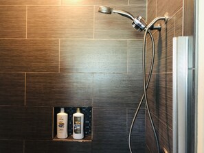 Ensemble douche/baignoire, baignoire à jets, sèche-cheveux, bidet