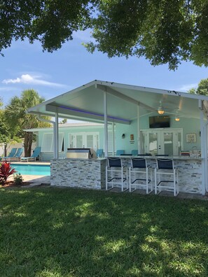 Alberca al aire libre y alberca climatizada