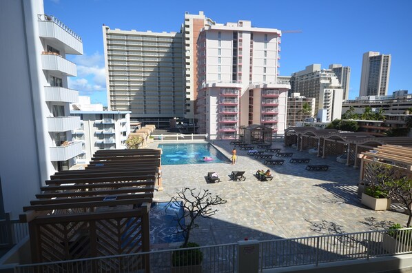 A heated pool - Island Colony 715 Charming Studio with Pool View (Honolulu)