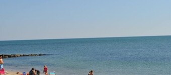 Luxury Romantic 'Studio by the Beach' Free WiFi, Central Air and Heat