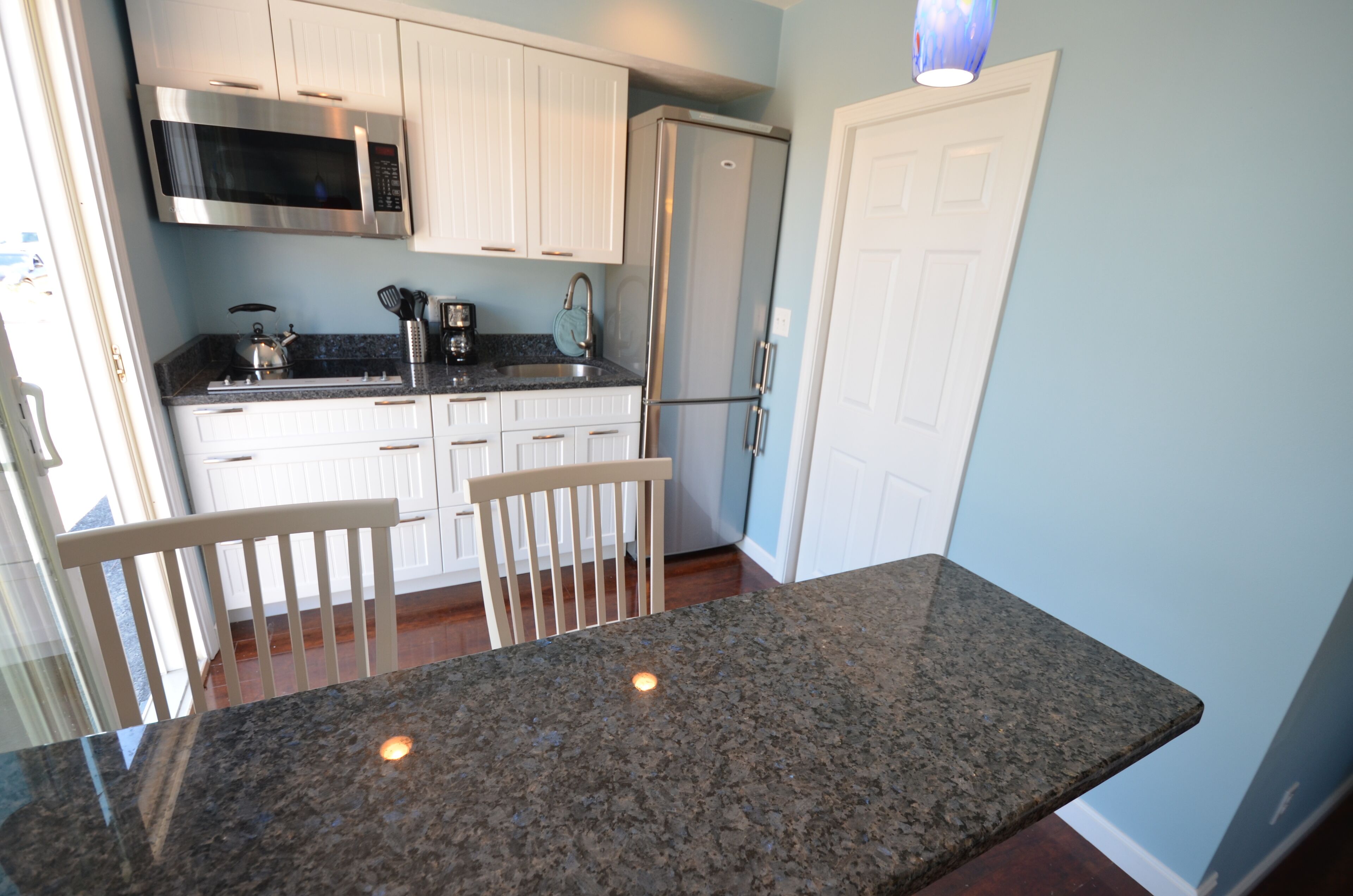 Luxury Romantic 'Studio by the Beach' Free WiFi, Central Air and Heat