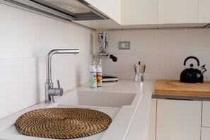 Kühlschrank, Mikrowelle, Geschirrspüler, Kochgeschirr/Geschirr/Besteck