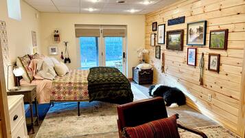 3 soverom, skrivebord, strykejern/-brett og reiseseng for barn