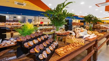 Mostrador de pastelería con diversos productos horneados y un diseño interior moderno.