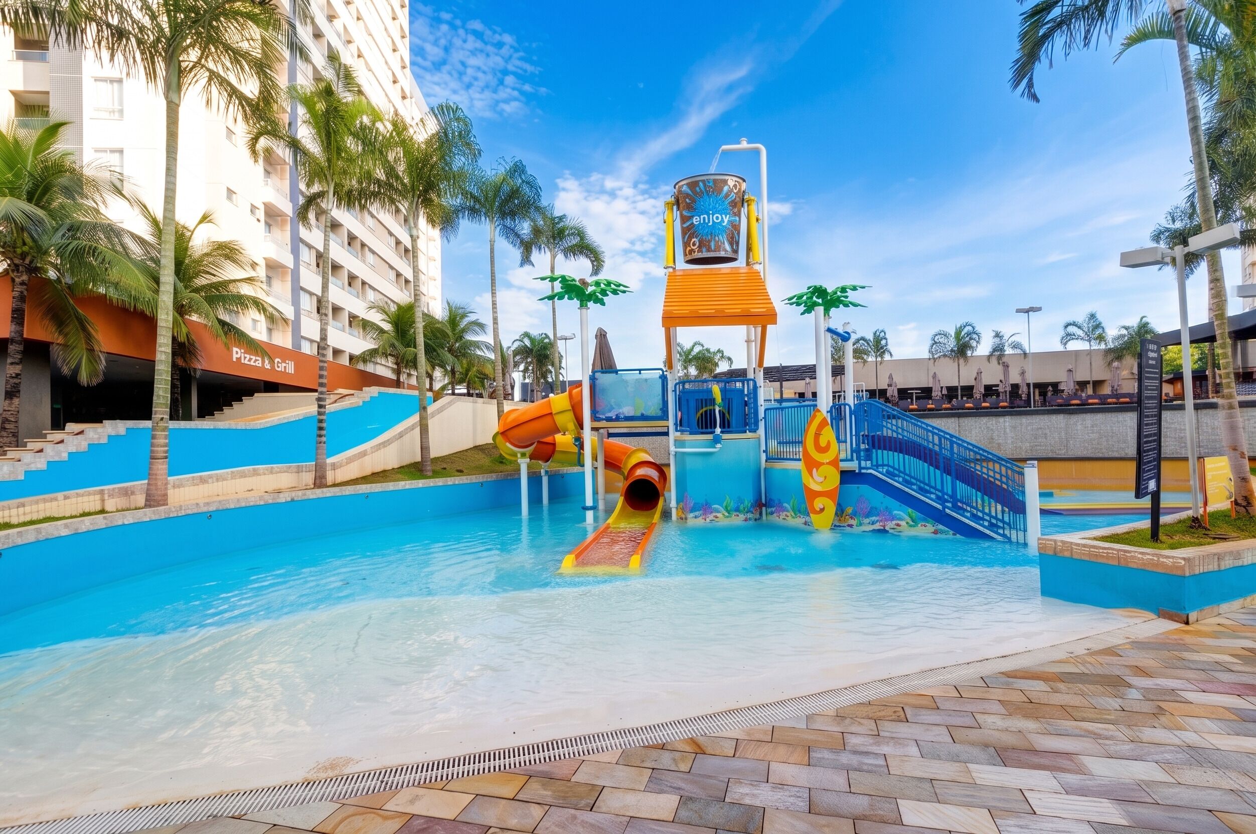 Parque acuático con piscina, toboganes y restaurante de pizzas y parrilla.