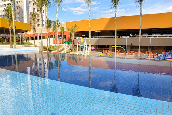 9 piscinas externas, guarda-sóis, espreguiçadeiras