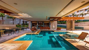 9 piscinas al aire libre, sombrillas, sillones reclinables de piscina