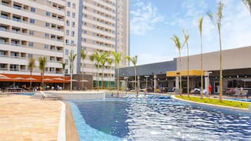 9 piscines extérieures, parasols de plage, chaises longues