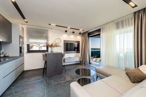 TV - Apartment, 40m from the sea, heated pool (Novalja)