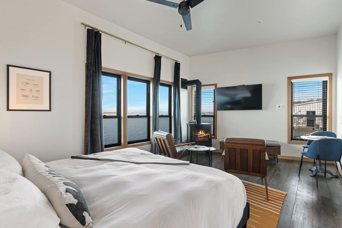 Luxe River View King 2nd Floor (No Pets) | 意大利 Frette 床单、高档床上用品、办公桌、遮光窗帘