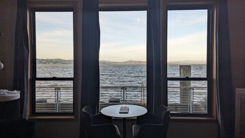 Suíte superluxo, vista para o rio, em edifício anexo | Lençóis italianos Frette, roupas de cama premium, escrivaninha