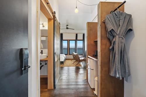Luxe River View King 2nd Floor (No Pets) | Sábanas italianas Frette, ropa de cama de alta calidad, escritorio