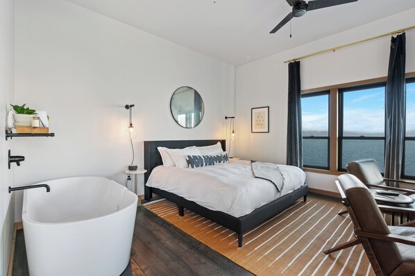 Luxe River View King 2nd Floor (No Pets) | Sábanas italianas Frette, ropa de cama de alta calidad y escritorio 