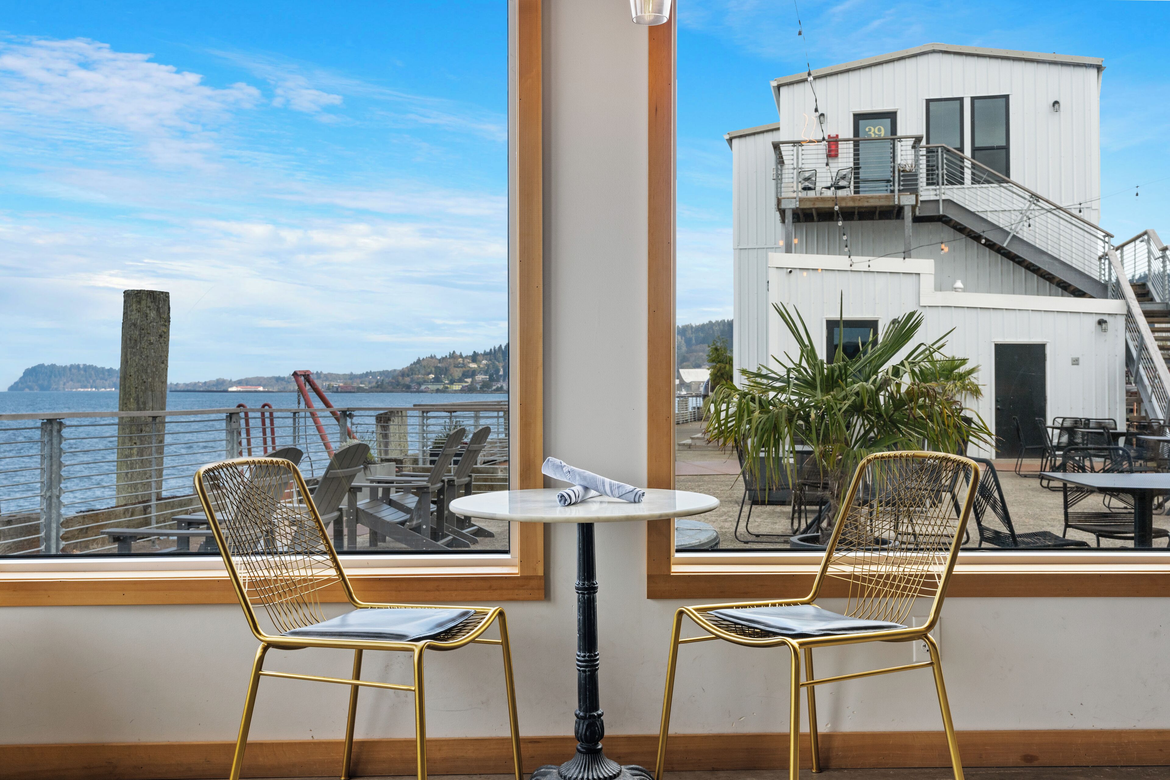 Sert le petit déjeuner, le déjeuner et le dîner