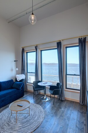 Suite de lujo, vista al río, en edificio contiguo | Área de sala de estar | Televisión de pantalla plana y chimenea 