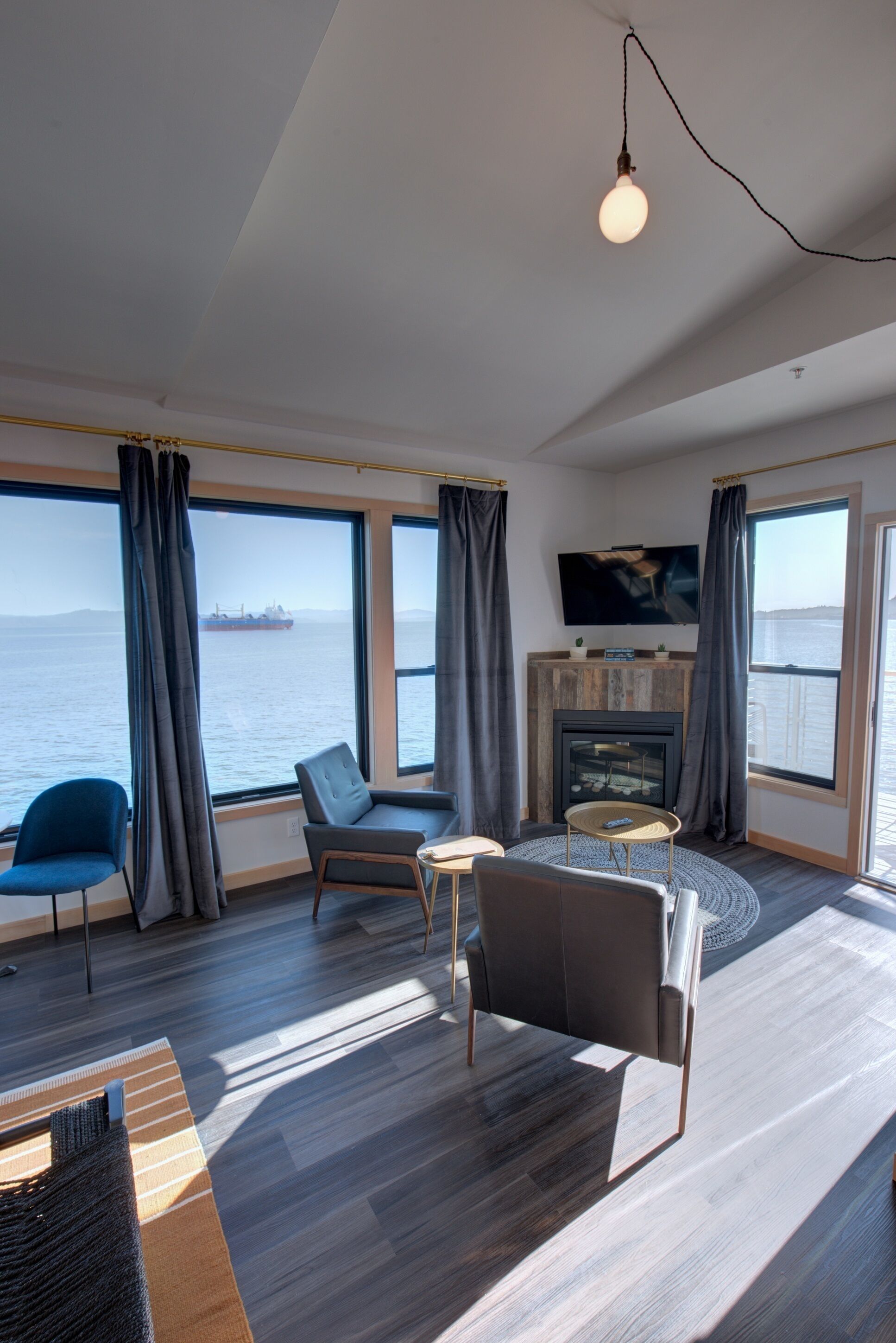 luxe ice house king 2nd floor | living area | flat-screen tv, fireplace