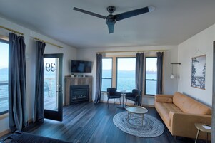 Quarto superluxo, vista para o rio, em edifício anexo | Lençóis italianos Frette, roupas de cama premium, escrivaninha