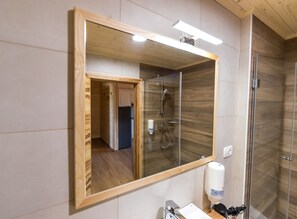Dusche, Haartrockner, Handtücher, Toilettenpapier