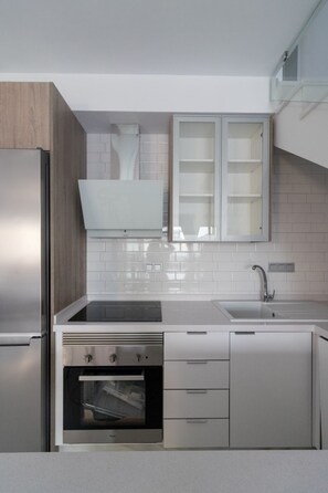 Een koelkast, een magnetron, een oven, een kookplaat