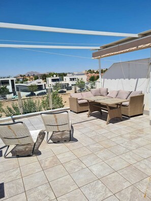 Outdoor dining - LUXURY 3 BED VILLA, PRIVATE POOL, 400 MTR TO THE BEACH. GREAT LOCATION (Los Alcázares)