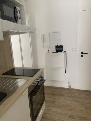 Geladeira, micro-ondas, fogão, cooktop