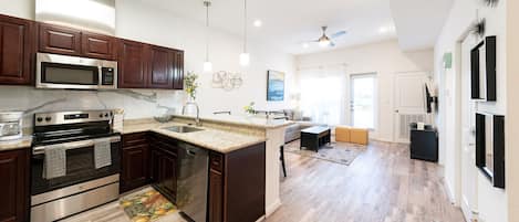 冰箱、微波炉、烤箱、炉灶