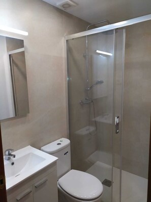 Combined shower/bathtub, hair dryer, bidet, towels