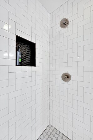 Shower, hair dryer, towels, soap - Mesquite Hideaway- Downtown Luxury Loft w/ free parking (Waco)