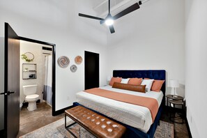 2 間睡房、書桌、熨斗/熨衫板、可攜式嬰兒床