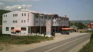 A two-story motel with a white facade and a sign indicating it is a hotel. - Oxa Hotel (Novi Pazar)
