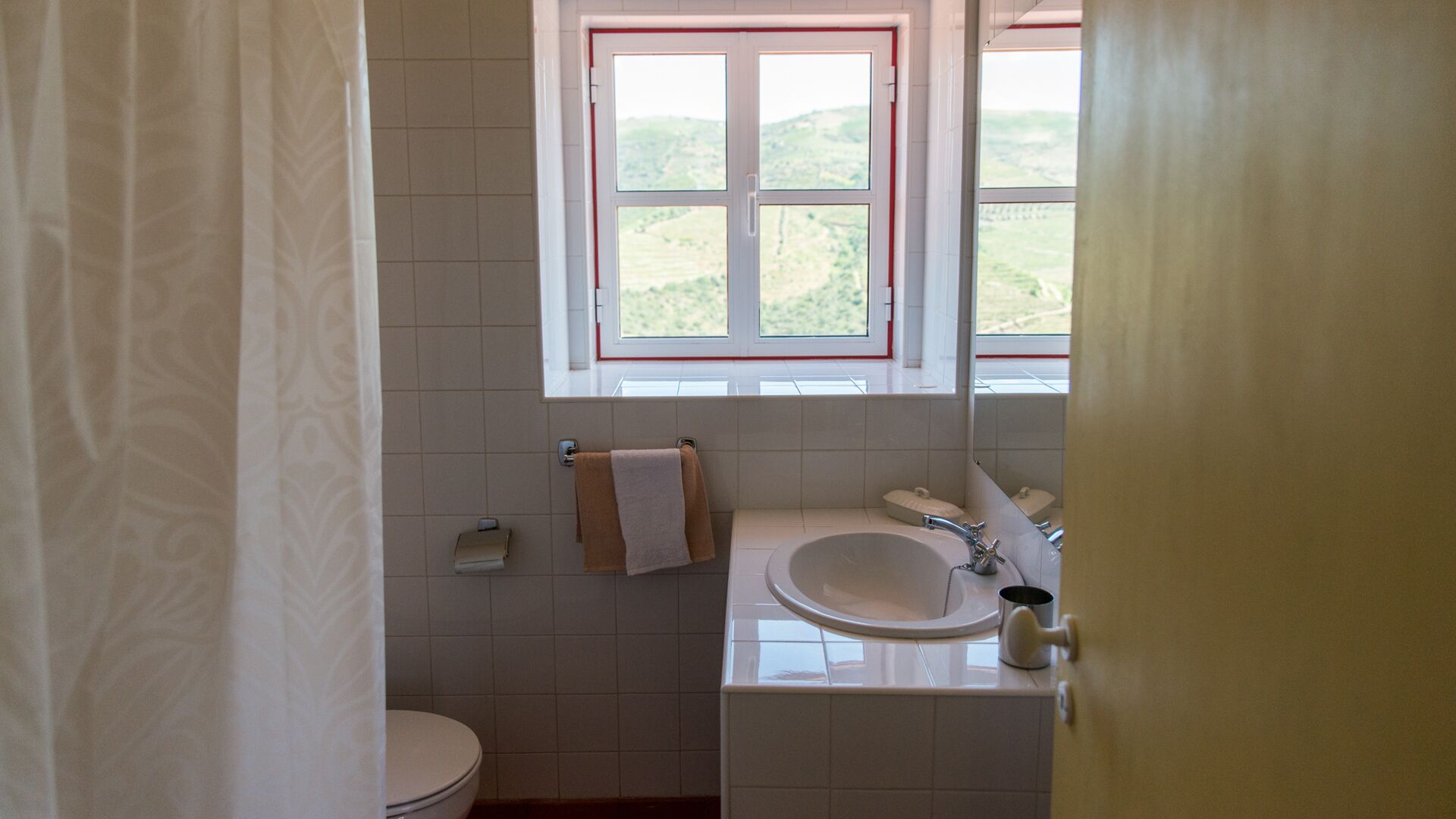 House inserted in a Douro farm with swimming pool and stunning landscapes