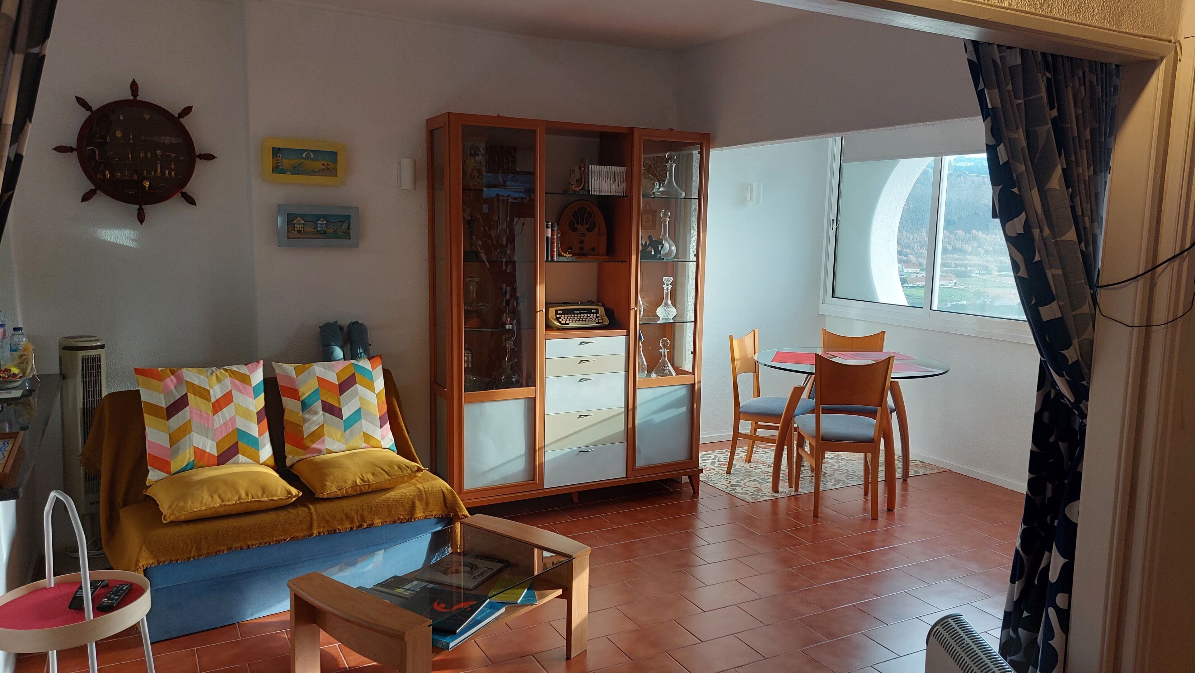 TV, livros, escritórios
