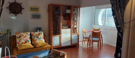 Televisión, libros y oficina